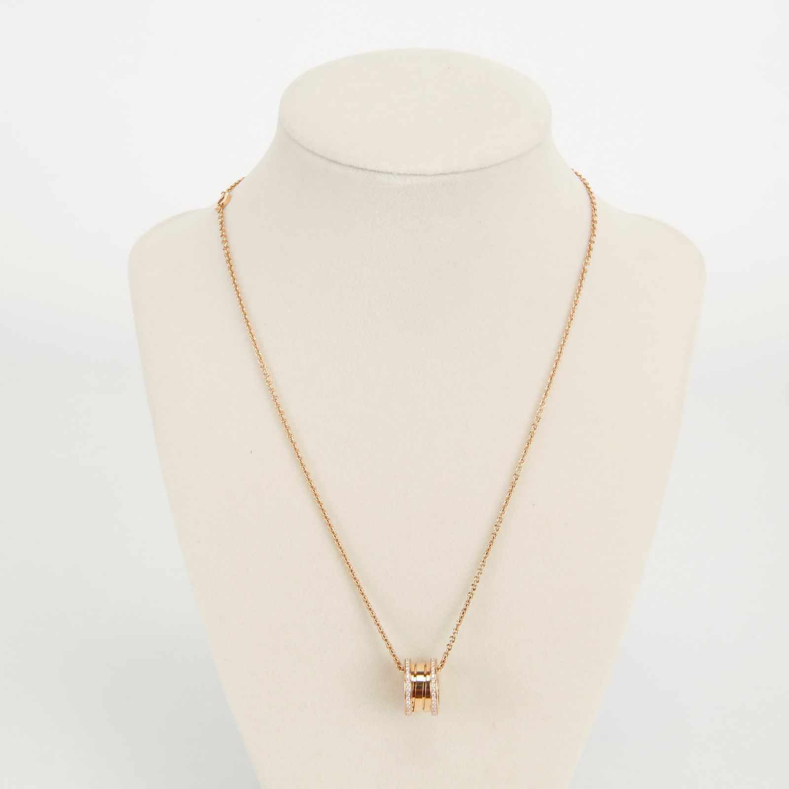 Bvlgari B.zero1 Necklace 18kt Rose Gold Diamonds: A true icon since 1999, B.zero1 defies convention and trends with its signature blend of Roman inspiration, industrial design and state-of-the art craftsmanship. Crafted in 18 kt rose gold, the chain