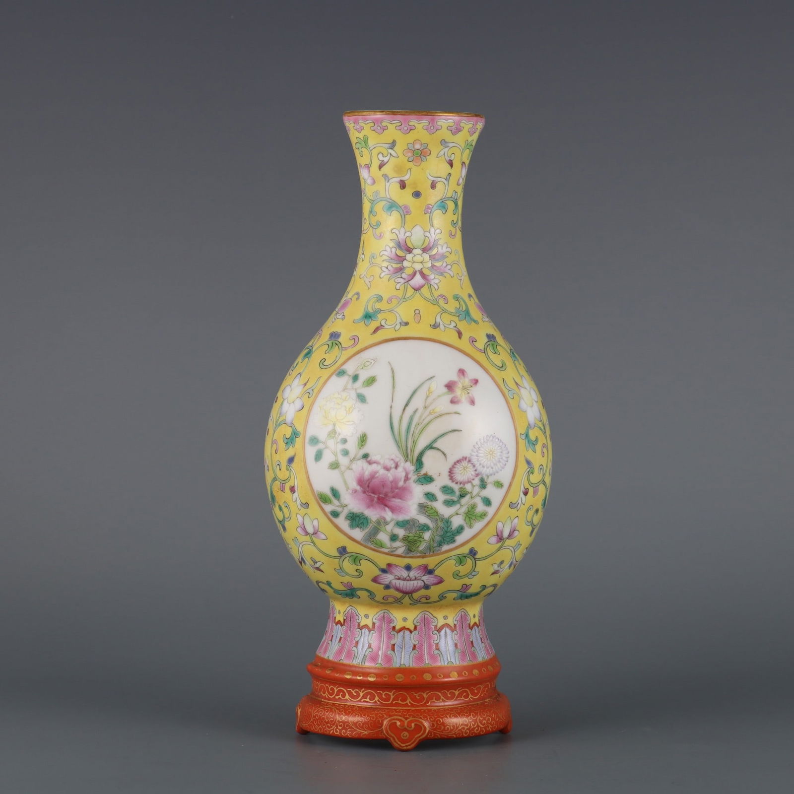 A piece of Qianlong in the Qing Dynasty yellow ground pastel crocus flower pattern hanging bottle (1 of 9)