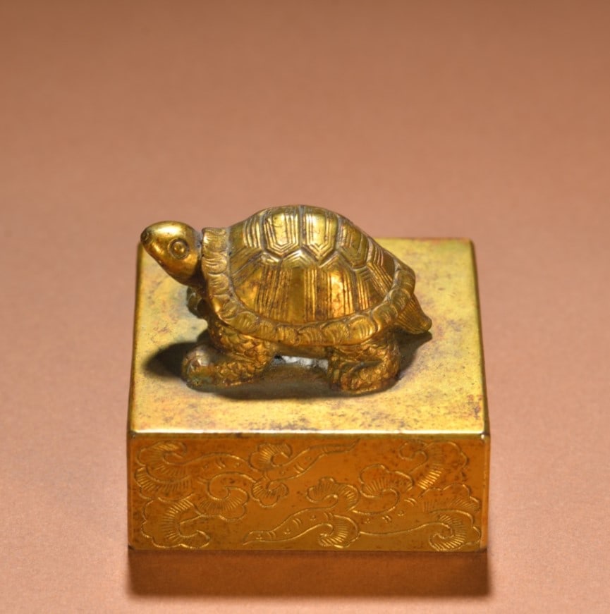 A bronze gilt turtle button seal (1 of 9)