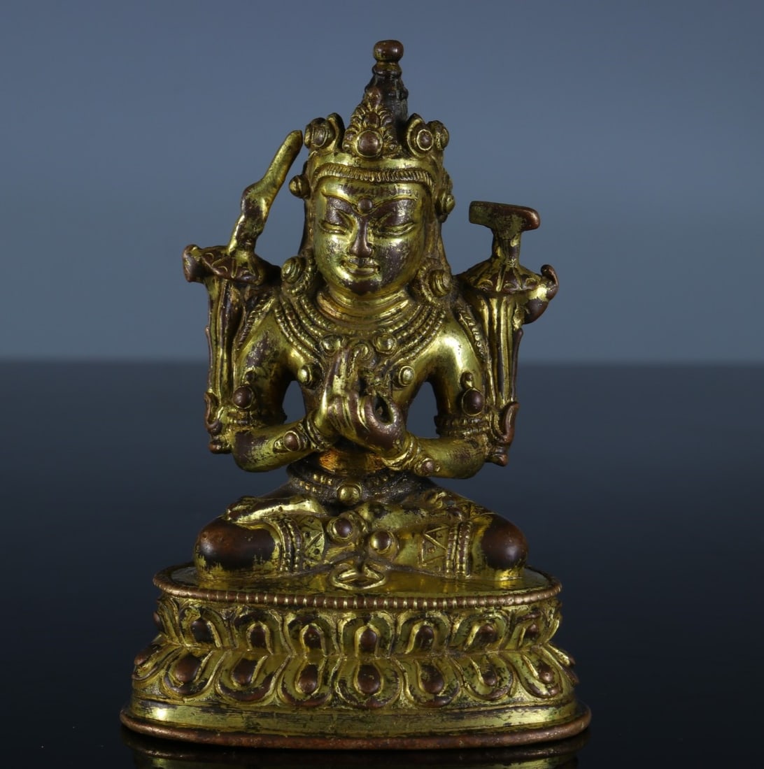 A bronze gilt Buddha statue: Bronze gilt Buddha statue Size: H:7.6cm L:5.2cm W:3.3cm W:146g (The Dimensions Of All Batches Are Manually Measured.If You Need More Detailed Information, Please Contact Our Customer Service Before Bi