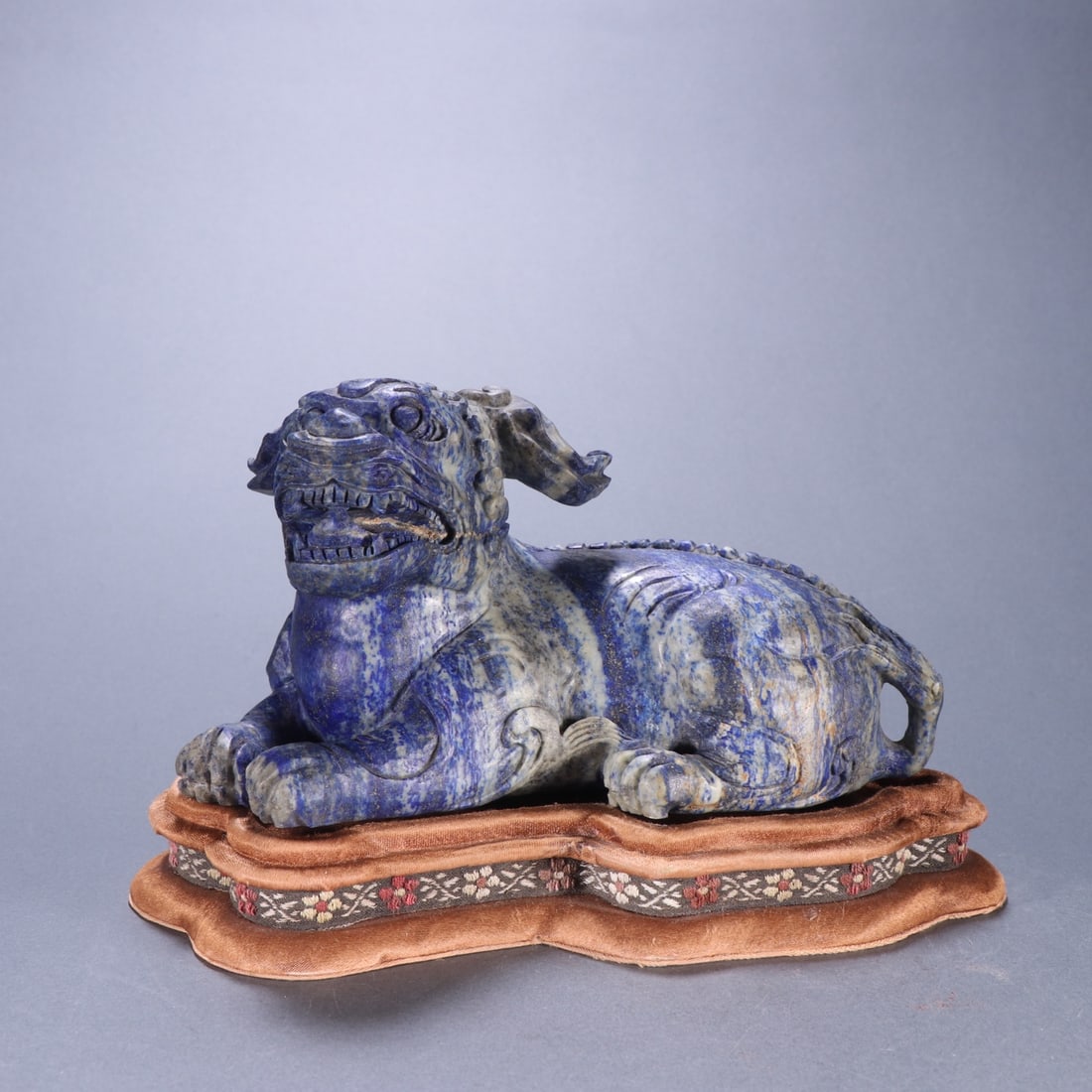 A piece of late Qing lapis lazuli Rui beast (1 of 9)