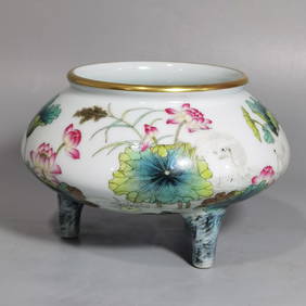 A piece of Qing Qianlong style pastel egret kingfisher lotus three-legged incense burner (1 of 9)