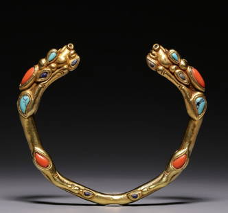A Tang Dynasty double dragon bracelet with solid gold inlaid coral turquoise: Tang Dynasty pure gold inlaid coral turquoise double dragon bracelet This bracelet is made of pure gold, the pulp is thick, the treasure light shines semi-ring, the material is thick, the dragon head