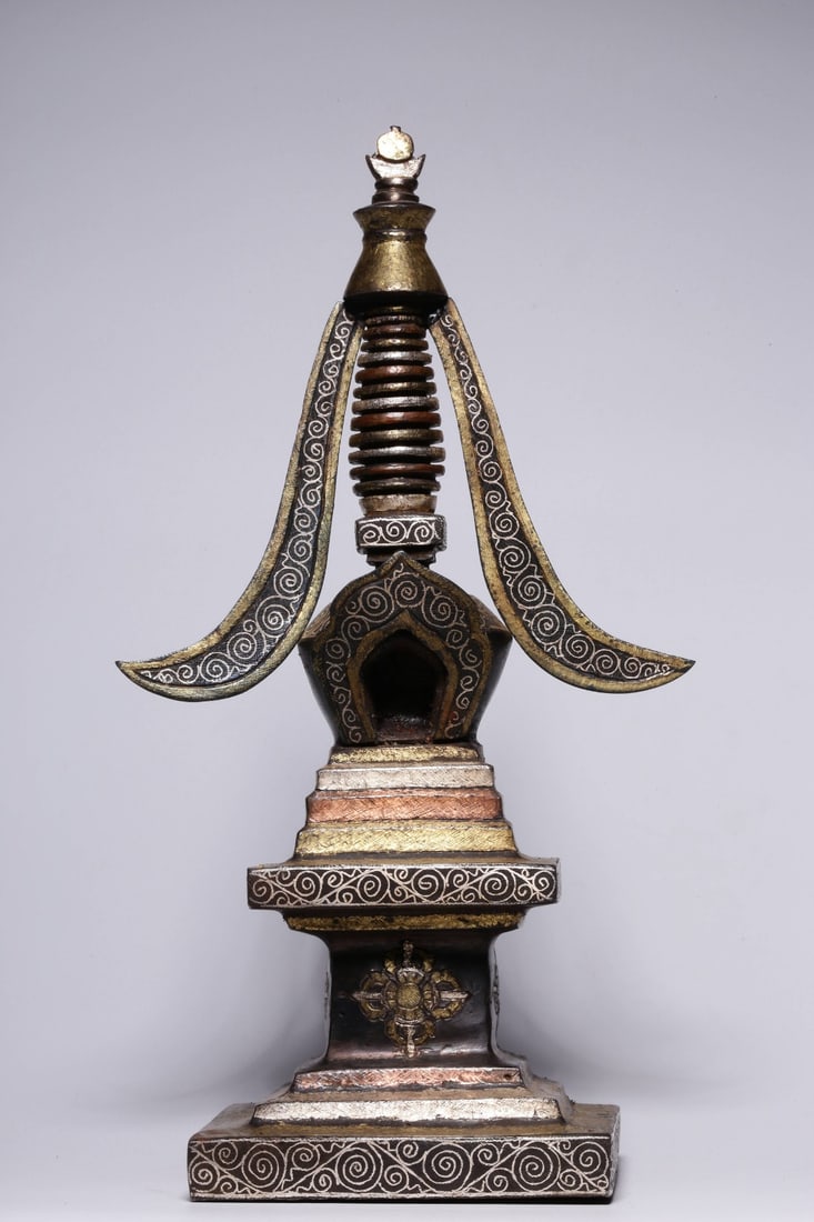 A piece of Qing Dynasty iron cut gold stupa: Qing Dynasty iron scissors gold pagoda Size:H:24.5cm L:9.5cm W:1864g (The Dimensions Of All Batches Are Manually Measured.If You Need More Detailed Information, Please Contact Our Customer Service Bef