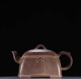 A purple sand tunic teapot by Chen Mingyuan: Chen Mingyuan's purple sand tunic teapot Size:H:9.4cm W:15.8cm (The Dimensions Of All Batches Are Manually Measured.If You Need More Detailed Information, Please Contact Our Customer Service