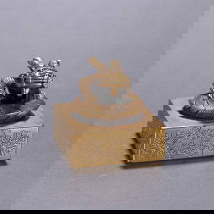 A bronze gilt dragon button seal: Bronze gilt dragon button seal Size:H:5.5cm W:5.6cm W:684.3g (The Dimensions Of All Batches Are Manually Measured.If You Need More Detailed Information, Please Contact Our Customer Service Before