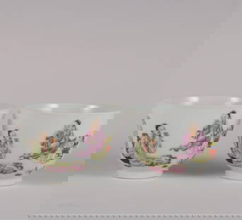 A pair of pastel Coats cups from the Qing Dynasty: A pair of pastel coat cups from the Qing Dynasty Size:H:5.5cm Mouth D:7.2cm (The Dimensions Of All Batches Are Manually Measured.If You Need More Detailed Information, Please Contact Our