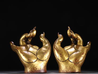A pair of gilt bronze Buddha hand ornaments: A pair of bronze gilt Buddha hand ornaments Size:H:14cm W:10.5cm Total W:2122.3g (The Dimensions Of All Batches Are Manually Measured.If You Need More Detailed Information, Please Contact Our Customer