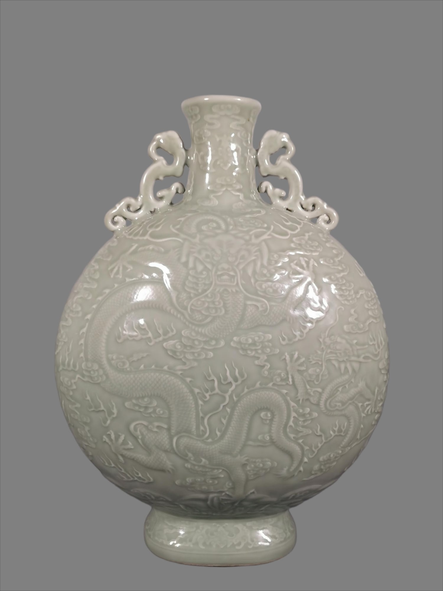 A monochrome glazed carved amphora of the godson of the Qing Dynasty: Qing Dynasty monochrome glaze carved Canglong godson amphora flat bottle Size:H:49cm Belly D:37cm (The Dimensions Of All Batches Are Manually Measured.If You Need More Detailed Information, Please Con