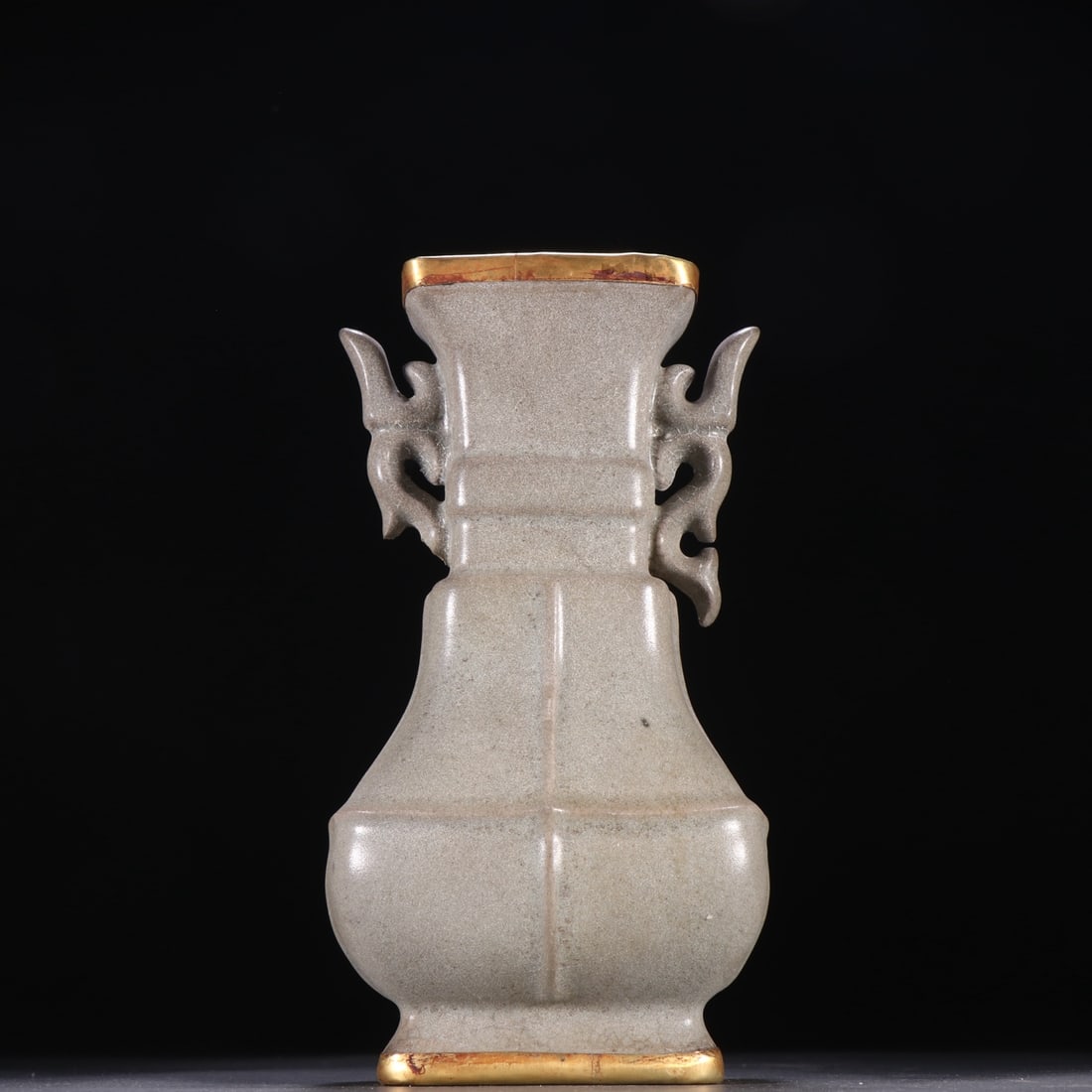 A Song Ru kiln gold-filled amphora: Song Ru kiln gold-coated amphora Size:H:19.2cm W:11cm (The Dimensions Of All Batches Are Manually Measured.If You Need More Detailed Information, Please Contact Our Customer Service Before Bidding.)
