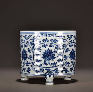 A piece of Ming Xuande blue and white peony pattern three-legged furnace: Ming Xuande blue and white peony pattern three-legged furnace Size:H:15cm W:17cm (The Dimensions Of All Batches Are Manually Measured.If You Need More Detailed Information, Please Contact Our Customer