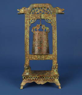 A bronze wall clock from the Han Dynasty: A bronze wall clock from the Han Dynasty W:2100g L:20cm W:9cm H:36cm (The Dimensions Of All Batches Are Manually Measured.If You Need More Detailed Information, Please Contact Our Customer Service Bef