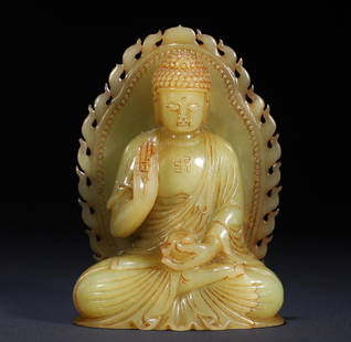 A jade Buddha ornament: Jade Buddha ornament This device is carved with topaz, the jade is warm, like condensation, Sakyamuni Buddha flame pattern backlight, the back of the Yin carved lotus pattern, the Buddha statue is kno