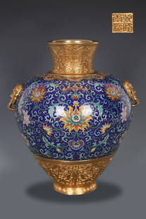 A piece of Qing Dynasty copper cloisonné cloisonné enamel  lotus pattern appreciation bottle: A piece of Qing Dynasty copper cloisonné cloisonné enamel lotus pattern appreciation bottle Size:H: 38cm Caliber: 13.5cm Abdominal diameter: 29cm Ear distance 34.5cm W: 9.3kg (The Dimensions Of All