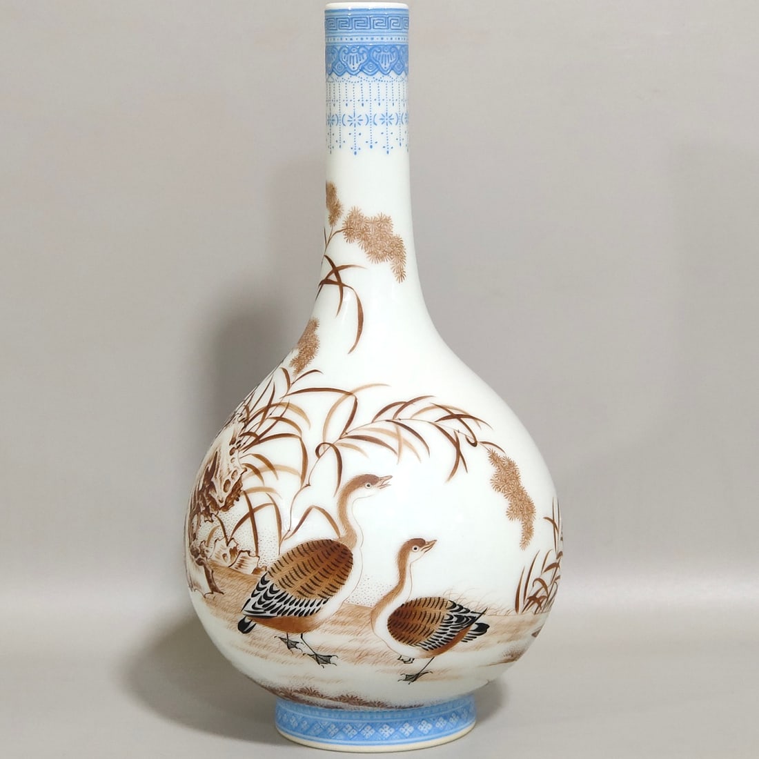 A pair of long-necked flasks with emerald edge ink color reed goose inscription poems made in the: A pair of long-necked bottles of emerald edge ink color reed goose inscription poem made in the Qianlong year of the Qing Dynasty Size: H:18.5D:9 (The Dimensions Of All Batches Are Manually Measured.I