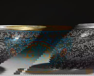 A piece of Qing Dynasty copper cloisonné cloisonné enamel Kui Long holding longevity pattern study: Qing Dynasty Copper cloisonné cloisonné enamel Kui Long holding longevity pattern study cylinder [style] Qianlong year system [details] This copper tire cloisonné enamel study cylinder shape is sma