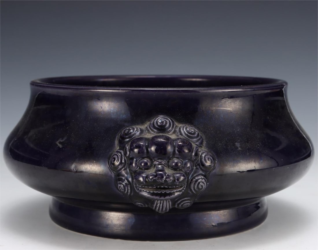 A large incense burner made in the year of Qianlong in the Qing Dynasty with eggplant skin purple: Qing Dynasty Qianlong year of eggplant purple amphora animal head incense burner Size: H:12.5cm Belly D:34.5cm (The Dimensions Of All Batches Are Manually Measured.If You Need More Detailed Informatio