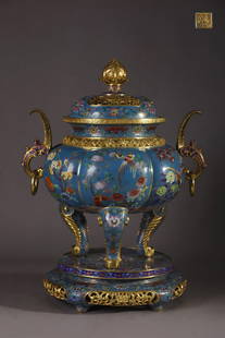 A Qing Dynasty precision cast copper cloisonné cloisonné enamel flower and bird pattern smoker: Qing Dynasty precision casting copper cloisonné cloisonné enamel flower and bird pattern smoker [style] Qianlong year of the Qing Dynasty [detail] This smoker is huge, extravagant mouth, neck is tig