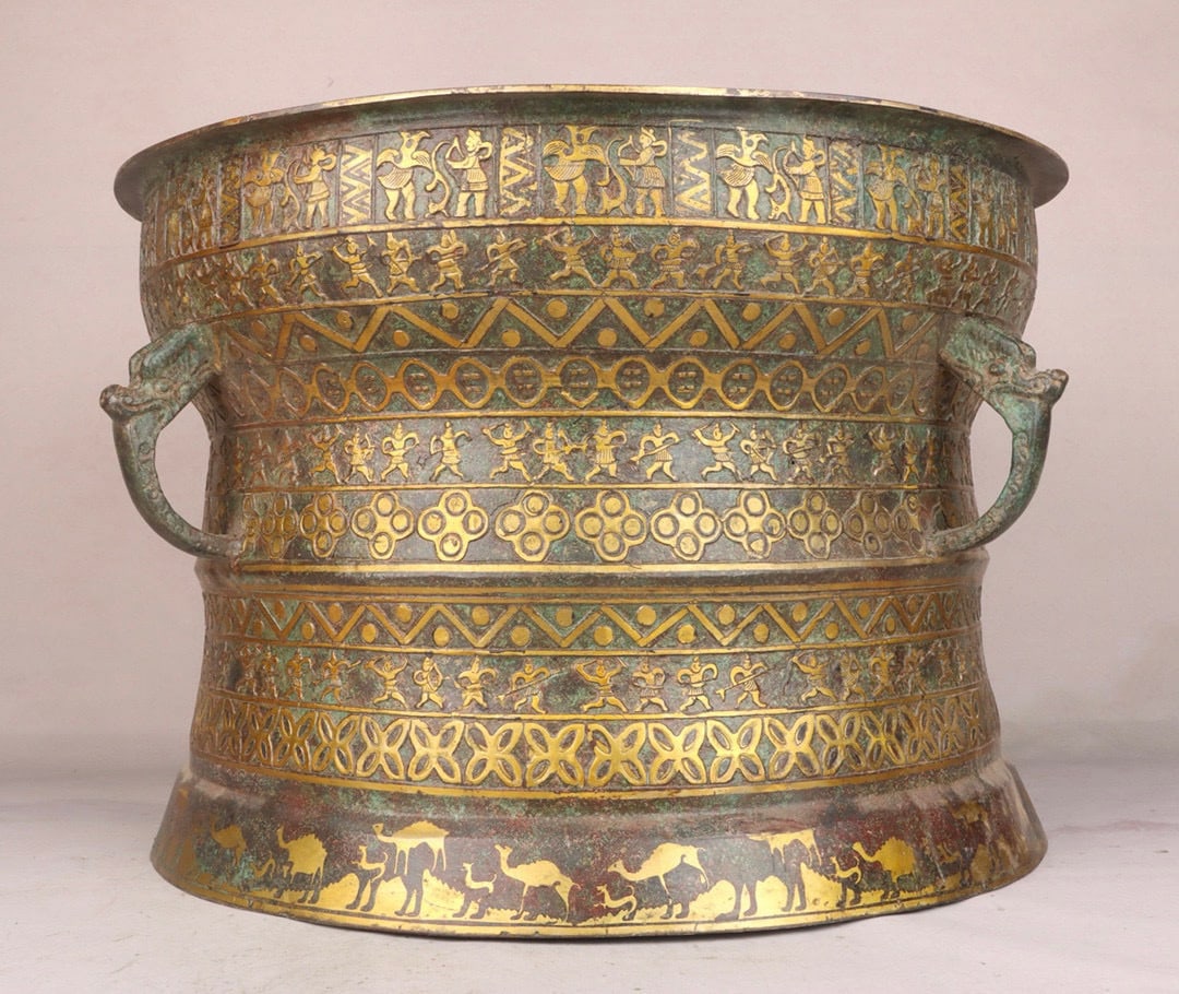 A bronze cuo gold drum from the Han Dynasty: The bronze cuo golden drum of the Han Dynasty Size: W:17.3kg L:53cm H:34cm (The Dimensions Of All Batches Are Manually Measured.If You Need More Detailed Information, Please Contact Our Customer Servi