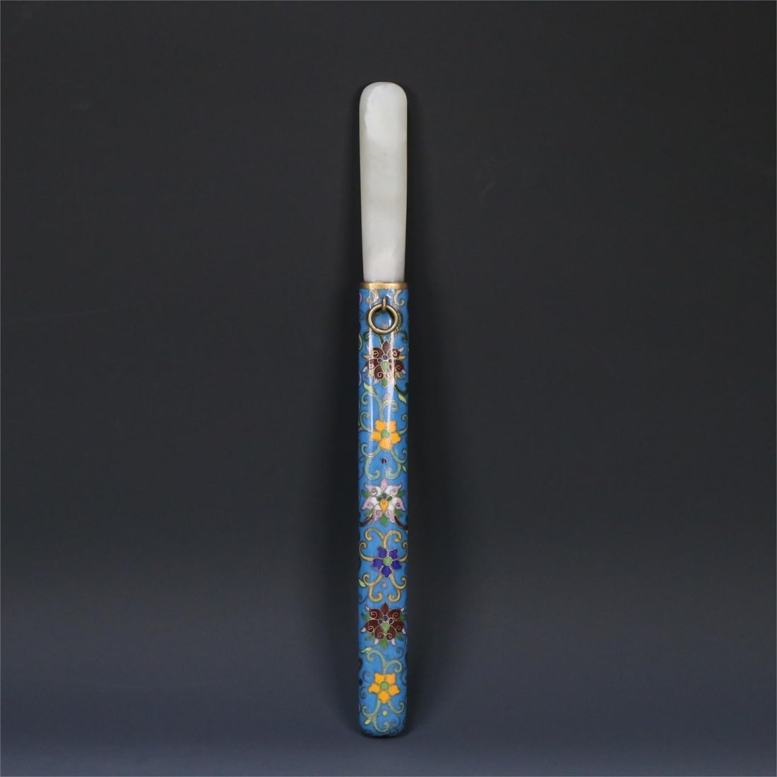 A cloisonné and Tianyu made in the Qianlong year of the Qing Dynasty Tiecuo gold dagger: The cloisonne and Tianyu of the Qianlong year of the Qing Dynasty put the iron and gold dagger Size: 33x2.5x1.6cm W:300.8g (The Dimensions Of All Batches Are Manually Measured.If You Need More Detaile