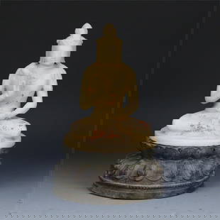 A white marble Guanyin statue of the Qing Dynasty is followed by a copper lotus base: The white marble Guanyin statue of the Qing Dynasty is equipped with a copper lotus base Size: 24x15.5cm W:2501g (The Dimensions Of All Batches Are Manually Measured.If You Need More Detailed Informat