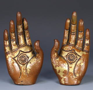 A pair of bronze gilt Guanyin Buddha hands from the Qing Dynasty: A pair of bronze gilt Guanyin Buddha hands of the Qing Dynasty Size: 13.5x7.1x3.5cm W:791.8g (The Dimensions Of All Batches Are Manually Measured.If You Need More Detailed Information, Please Contact