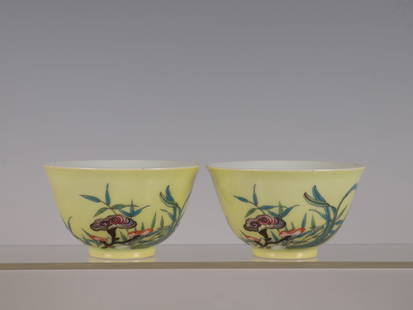 A pair of apple green pastel Zhilan pattern cups made in the Yongzheng year of the Qing Dynasty: A pair of apple green pastel Zhilan pattern cups made in the Yongzheng year of the Qing Dynasty Size: H:5.2cm Mouth D:9cm (The Dimensions Of All Batches Are Manually Measured.If You Need More Detailed