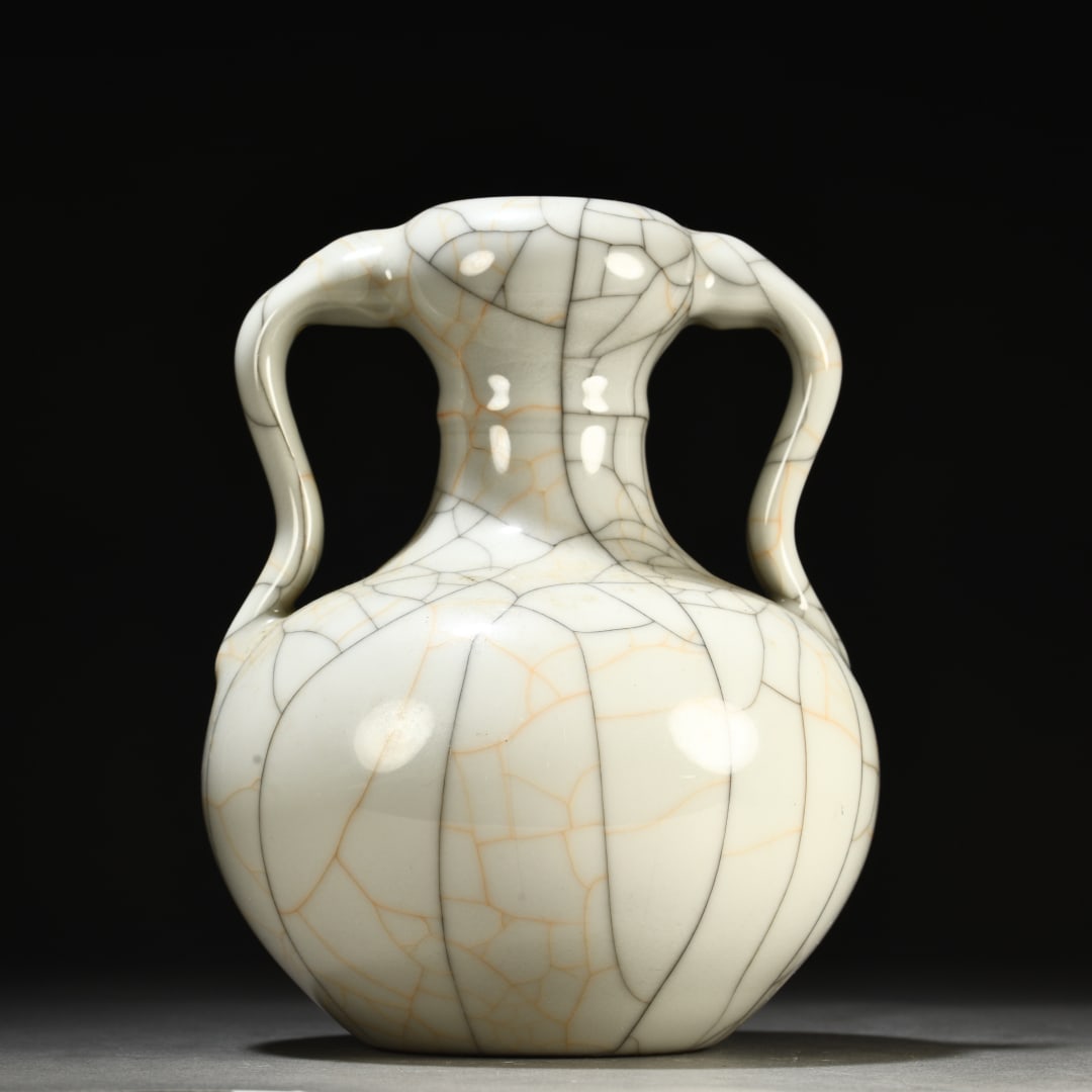 A Ming Dynasty Chenghua Ge kiln amphora: The Ming Dynasty's Chenghua Ge kiln double-eared Size: H:17.2cm W:12cm (The Dimensions Of All Batches Are Manually Measured.If You Need More Detailed Information, Please Contact Our Customer Service B