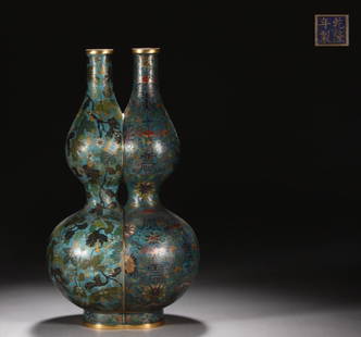 A Qing Dynasty copper cloisonné cloisonné enamel Fulu diptych bottle: Qing Dynasty Copper cloisonne cloisonné enamel Fulu double-linked bottle [style] Qianlong year system [details] This gourd style is unique, the device is two gourd duplex, the lines are smooth, and t