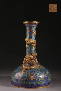 A piece of Qing Dynasty precision cast copper cloisonné cloisonné enamel dragon pattern rattle: Qing Dynasty precision casting copper cloisonné cloisonné enamel dragon pattern rattle [style] Qianlong year system [details] This piece of rattle Zun slightly skimmed the mouth of the long neck, sl