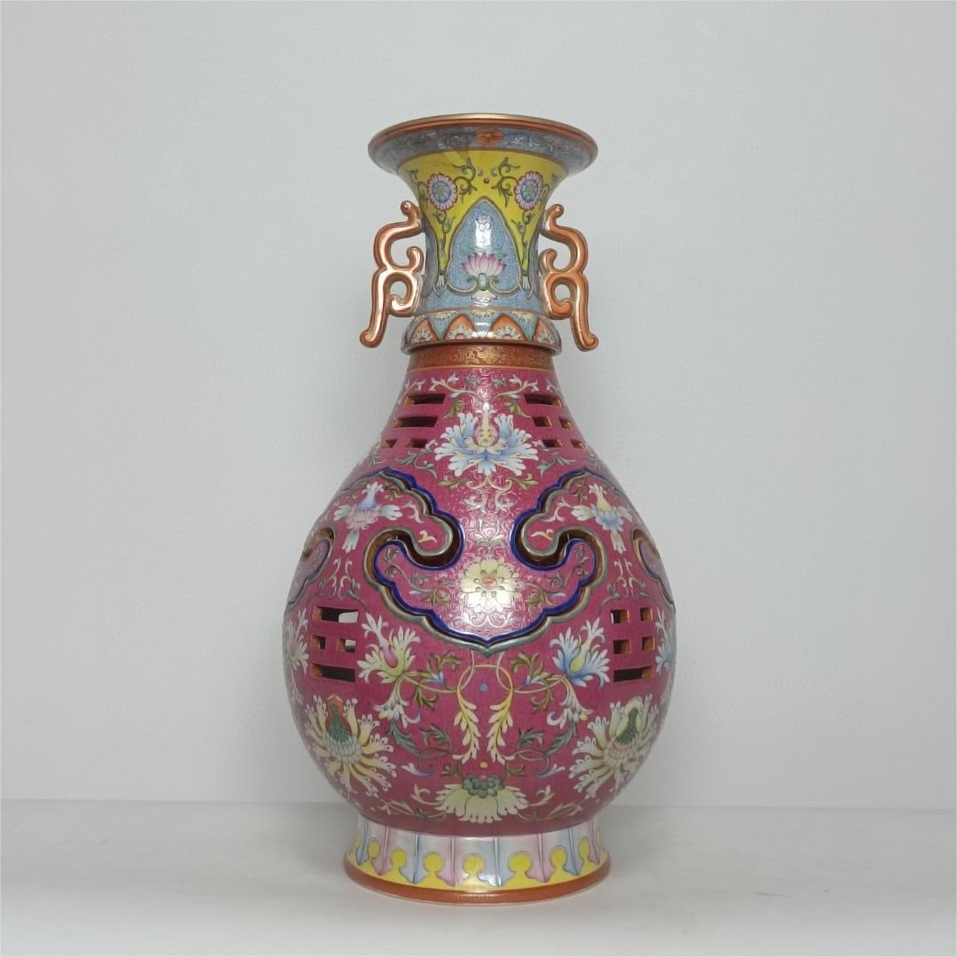 A purple background color passionflower rolled road pattern hollow Bagua Dajiaotai amphora heart: Qing Qianlong's purple background color passionflower rolled road pattern hollow gossip Dajiaotai amphora turning heart bottle SIZE: H:65cm W:37cm (The Dimensions Of All Batches Are Manually Measured.