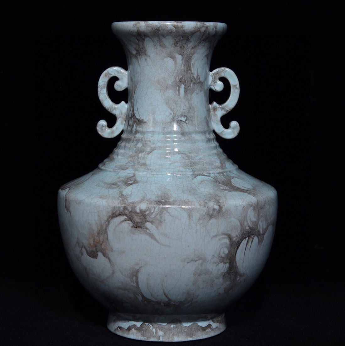 A furnace glazed amphora made in the Yongzheng year of the Qing Dynasty: The Lujun glazed amphora made in the Yongzheng era of the Qing Dynasty SIZE: H:21cm D:15cm (The Dimensions Of All Batches Are Manually Measured.If You Need More Detailed Information, Please Contact Ou