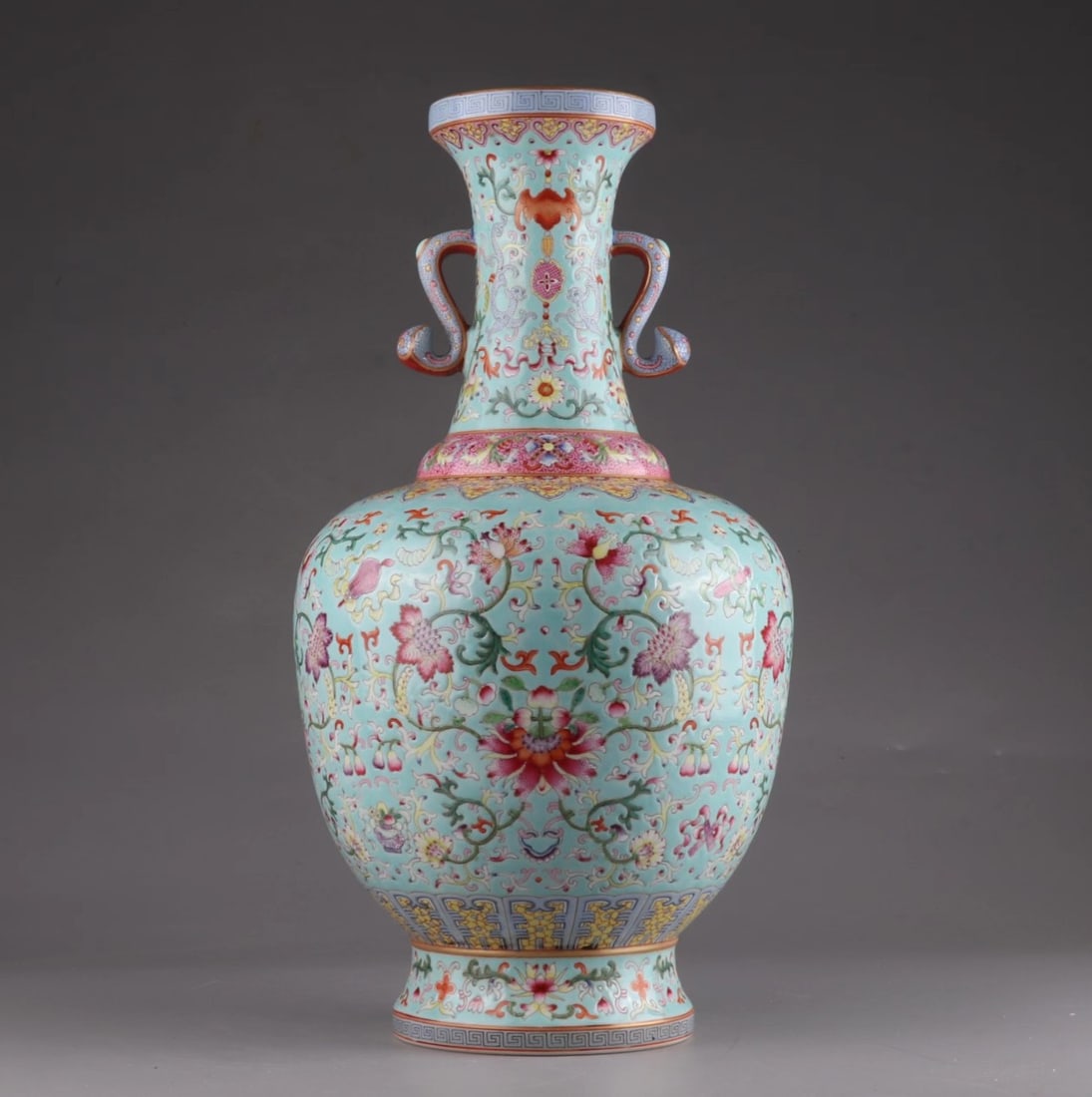 A pastel gold-painted flower amphora made in the Qianlong period of the Qing Dynasty: The pastel gold-painted flower amphora made in the Qianlong period of the Qing Dynasty SIZE: H:42cm Belly D:23cm (The Dimensions Of All Batches Are Manually Measured.If You Need More Detailed Informat