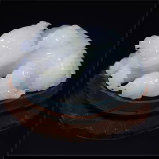 A Qing Dynasty Hetian jade lion and lion ornament that goes well with everything: The Hetian jade lion and the young lion of the Qing Dynasty did everything well SIZE: L:9.8cm W:6.8cm H:5.4cm W:380.8g (The Dimensions Of All Batches Are Manually Measured.If You Need More Detailed In
