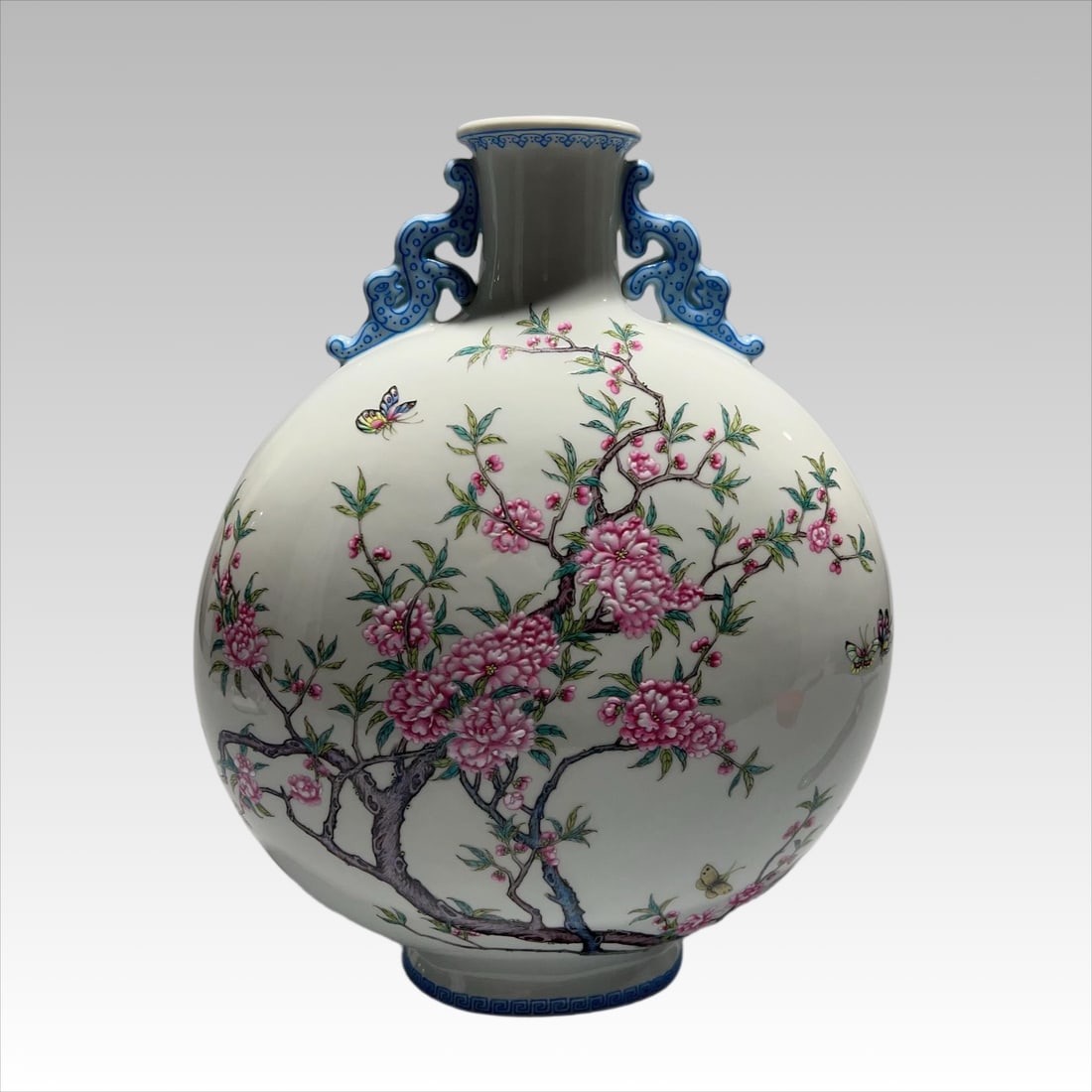 A pastel floral amphora made in the Qianlong period of the Qing Dynasty: Pastel flower amphorae from the Qianlong period of the Qing Dynasty SIZE: H:32cm W:25.6cm (The Dimensions Of All Batches Are Manually Measured.If You Need More Detailed Information, Please Contact Our