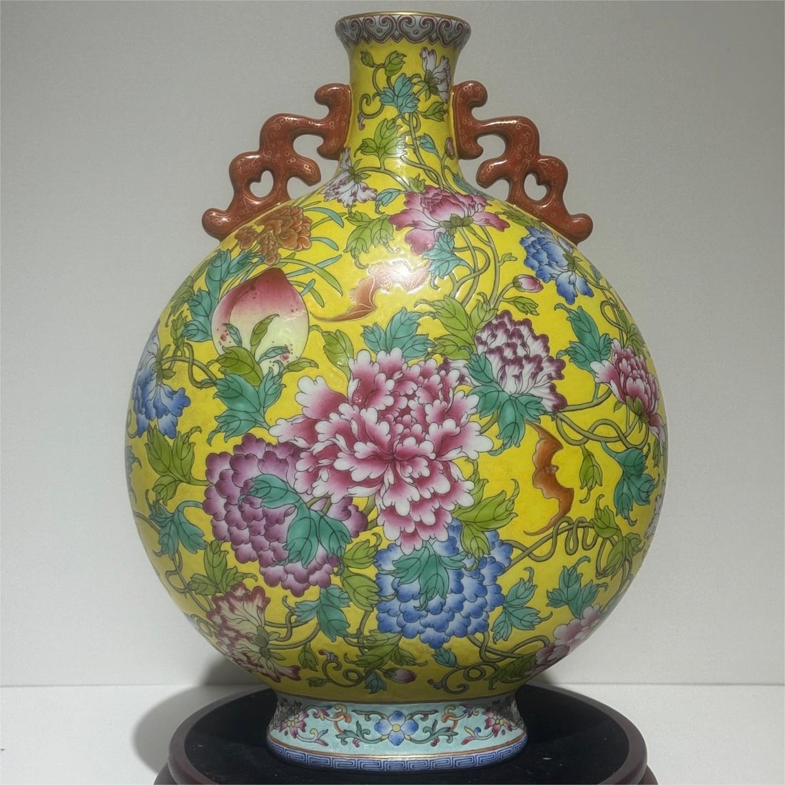 An enamel amphora moon vase from the Qianlong period of the Qing Dynasty: Enamel amphorae from the Qianlong period of the Qing Dynasty SIZE: H:36cm Mouth D:6.5cm Belly D:28cm (The Dimensions Of All Batches Are Manually Measured.If You Need More Detailed Information, Please