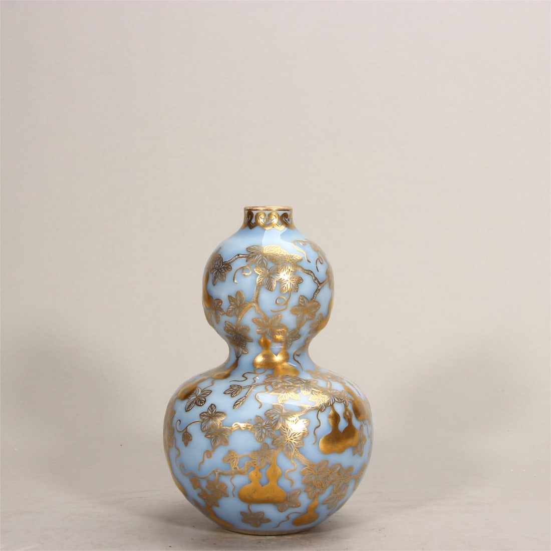 A gourd bottle made in the Qianlong period of the Qing Dynasty (1 of 10)