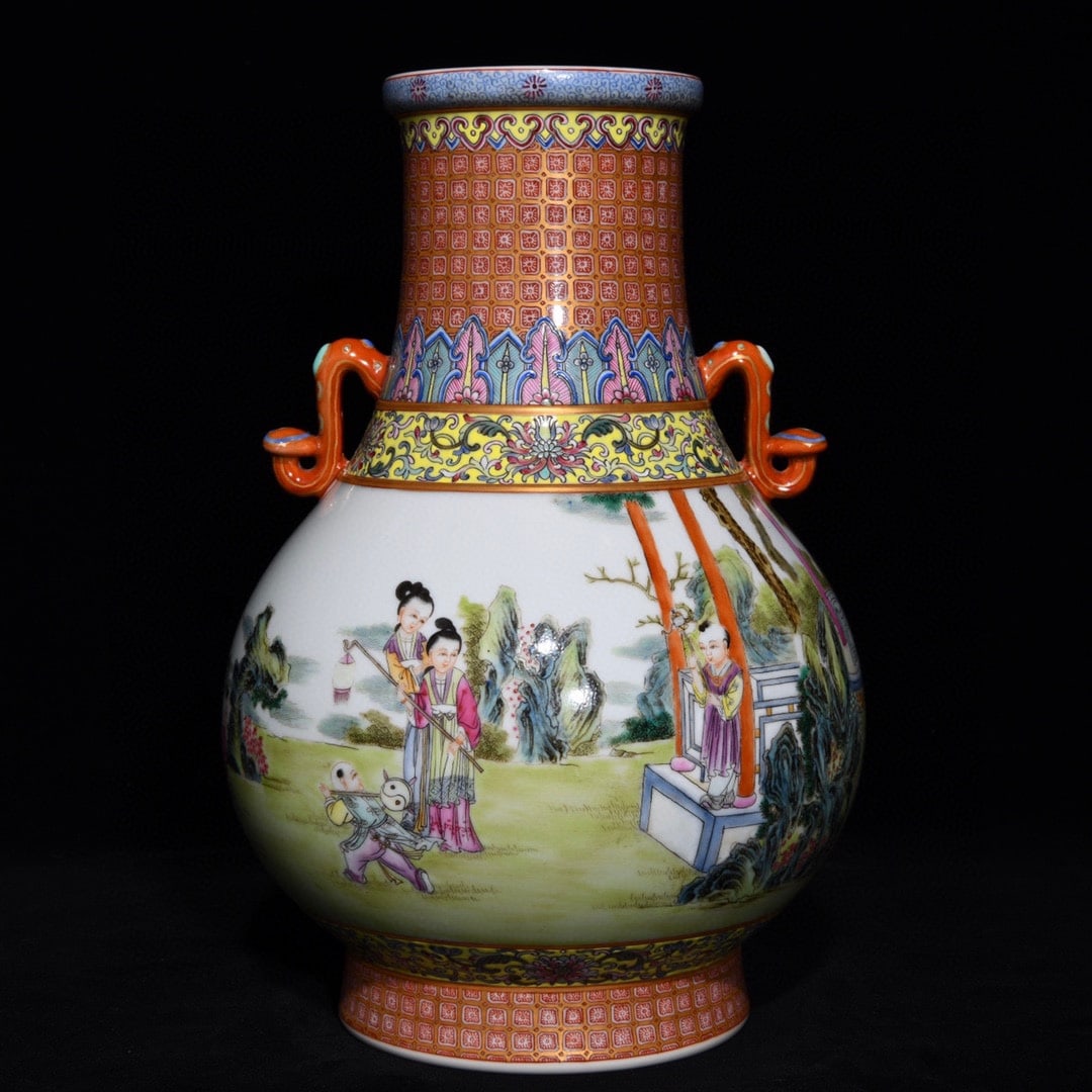 A pastel gold-painted character story pattern amphora made in the Qianlong period of the Qing: The pastel gold-painted character story pattern amphora made in the Qianlong period of the Qing Dynasty SIZE: H:29cm D:22cm (The Dimensions Of All Batches Are Manually Measured.If You Need More Detail