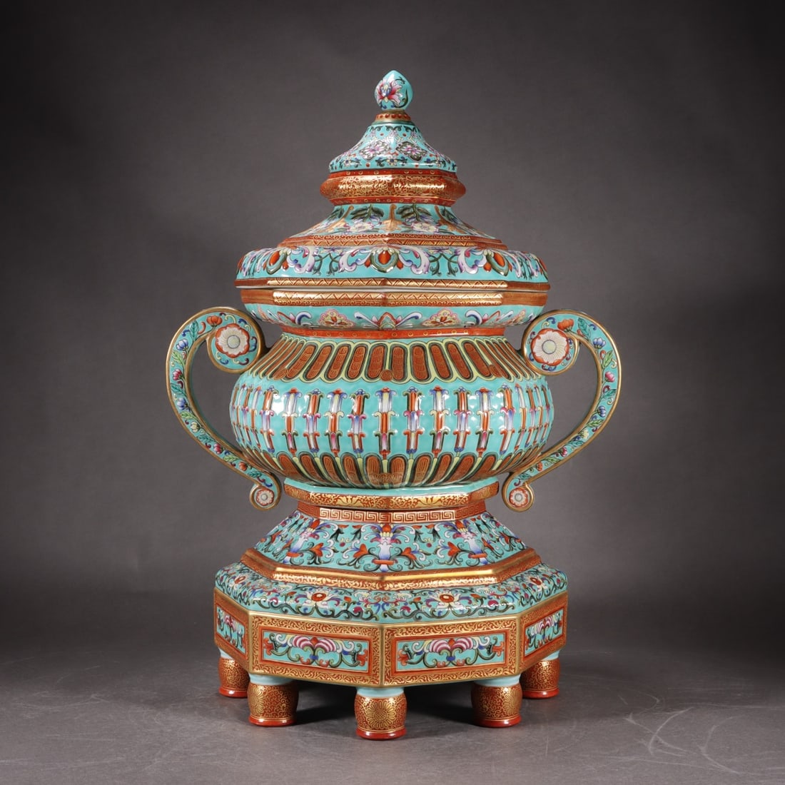 A green pastel gold-painted carved entwined lotus floral pattern amphora three-section aromatherapy: Qing Dynasty Yongzheng year green pastel gold-carved entwined lotus floral pattern amphorae three-section aromatherapy stove SIZE: H:55.8cm Mouth D:25cm Bottom:28.3cm (The Dimensions Of All Batches Ar