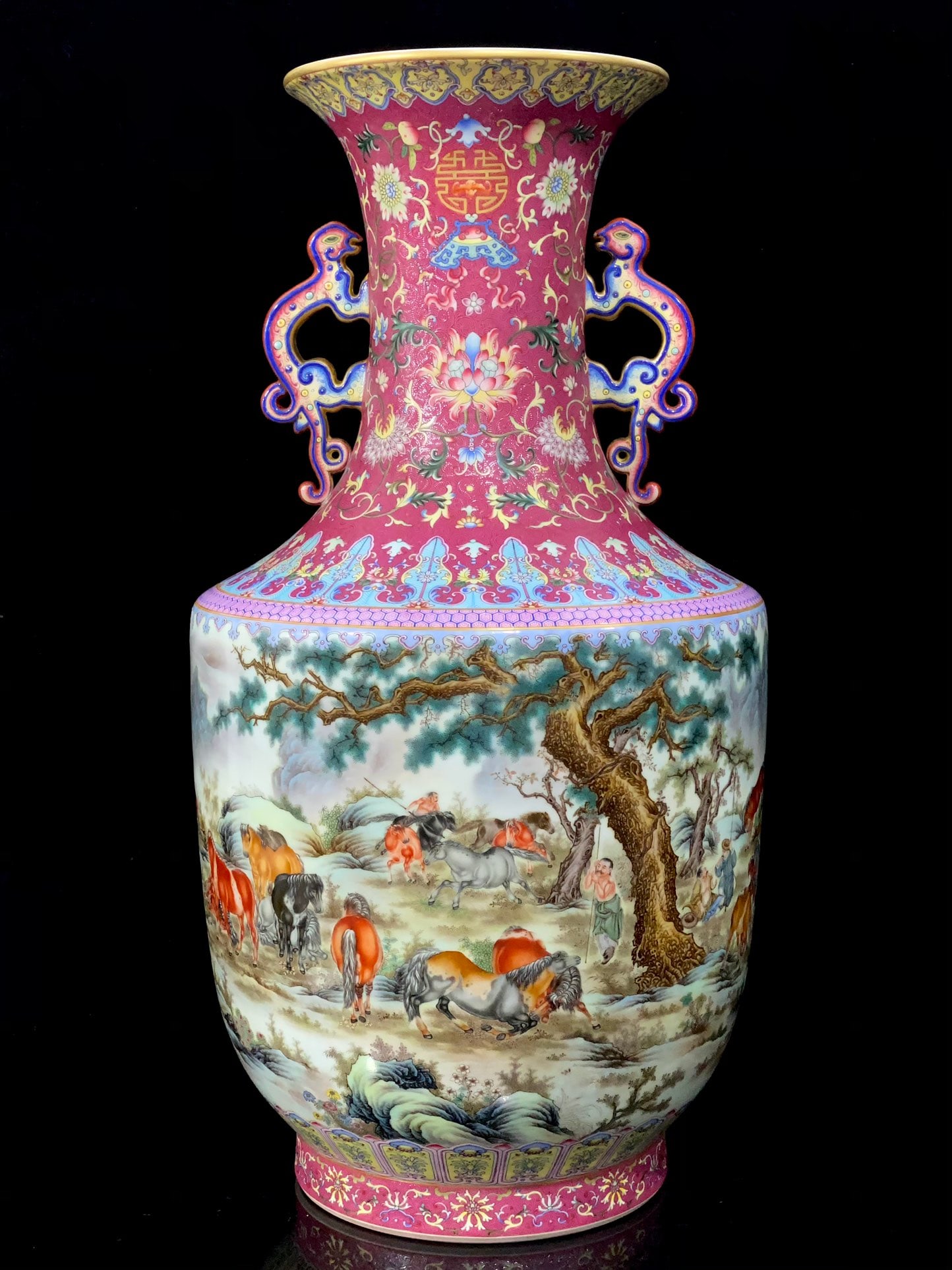 A pair of Qianlong year carmine red pick flower Fushou wearing flower ruyi side horse picture: Qianlong year, carmine red pickpocket flower, Fushou wearing flowers, ruyi side horse picture, Tongjing amphora, square shoulder bottle Size: Mouth D:22cm H:65cm Belly D:33.8cm Bottom:22.5cm (The Dime