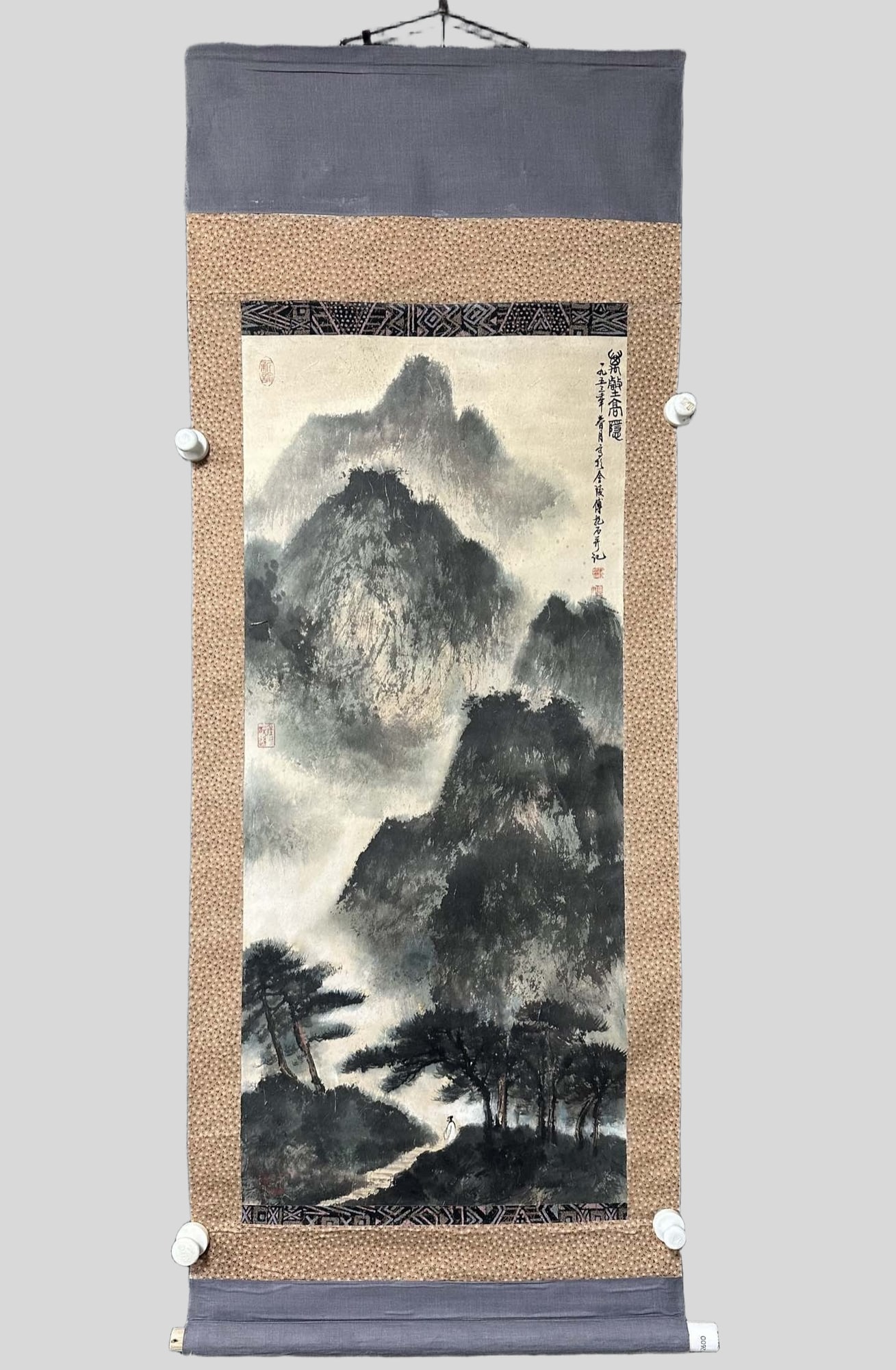 A picture of Fu Baoshi's ten thousand ravines and high hidden pictures is framed in an old frame: Fu Baoshi's ten thousand ravines and high hidden pictures are framed Size: Painting core:42x94cm (The Dimensions Of All Batches Are Manually Measured.If You Need More Detailed Information, Please Cont