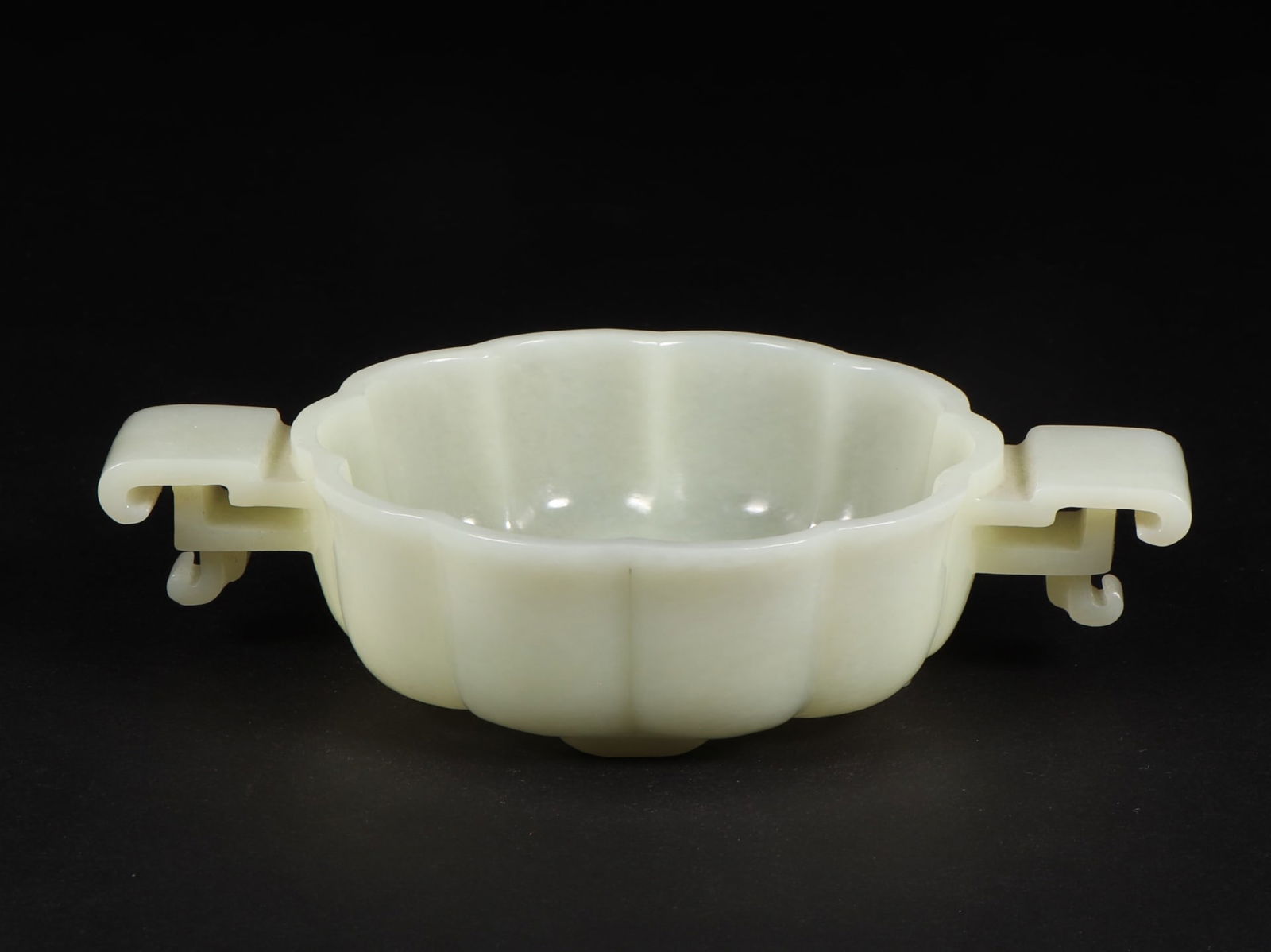 A Hetian jade amphora petal cup from the Qing Dynasty: Hetian jade amphora petal cup in the Qing Dynasty Size: L:15.1cm W:9.9cm H:3.5cm W:188g (The Dimensions Of All Batches Are Manually Measured.If You Need More Detailed Information, Please Contact Our C
