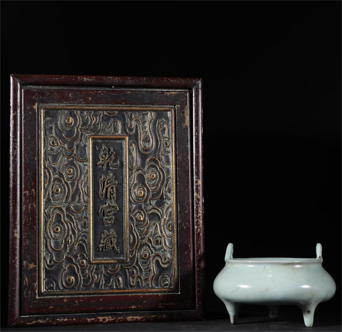 A powder and blue glaze three-legged amphora of the official kiln of the Song Dynasty: The pink celadon three-legged amphora of the official kiln of the Song Dynasty Size: H:9cm W:14cm (The Dimensions Of All Batches Are Manually Measured.If You Need More Detailed Information, Please Con