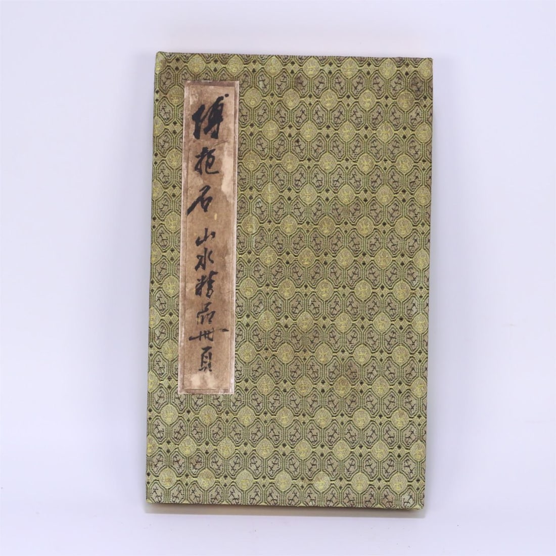 A landscape album by Fu Baoshi has 8 pages: Fu Baoshi's landscape album page 8 Size: 26x16cm (The Dimensions Of All Batches Are Manually Measured.If You Need More Detailed Information, Please Contact Our Customer Service Before Bidding.)