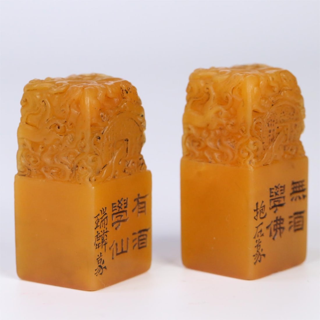 A pair of exquisite cloisonné boxes, Fu Baoshi, Tian Huangshi, have wine learning immortals, and no: Exquisite cloisonné box, Fu Baoshi, Tian Huangshi, there is a seal of wine learning immortals, no wine and learning Buddhism Size: 5.2x2.4x2.4cm 5.1x2.5x2.5cm W:150g (The Dimensions Of All Batches Ar