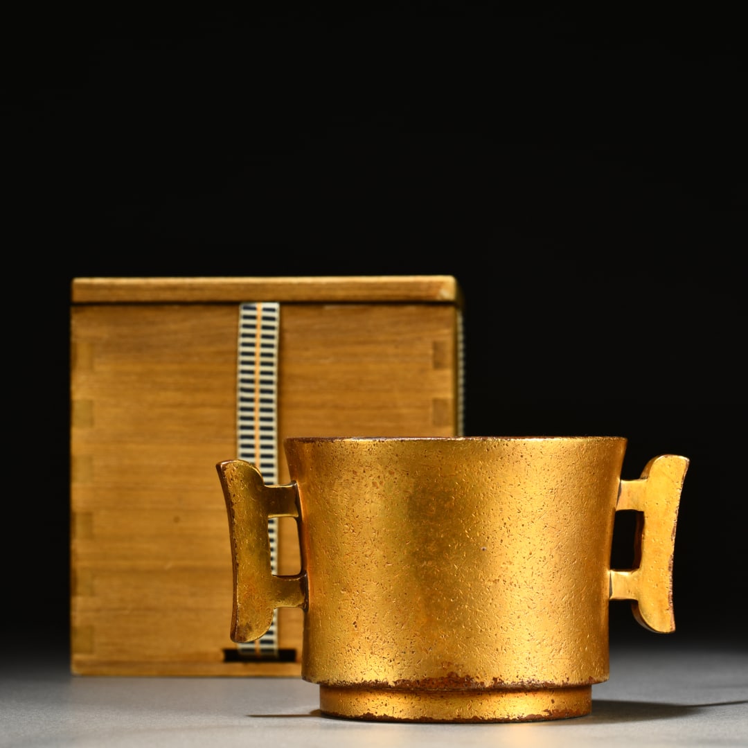 A fine copper-gilt amphora incense burner: Exquisite copper-gilt amphorae Size: H:7cm Ear distance:12.2cm W:735g (The Dimensions Of All Batches Are Manually Measured.If You Need More Detailed Information, Please Contact Our Customer Service Be