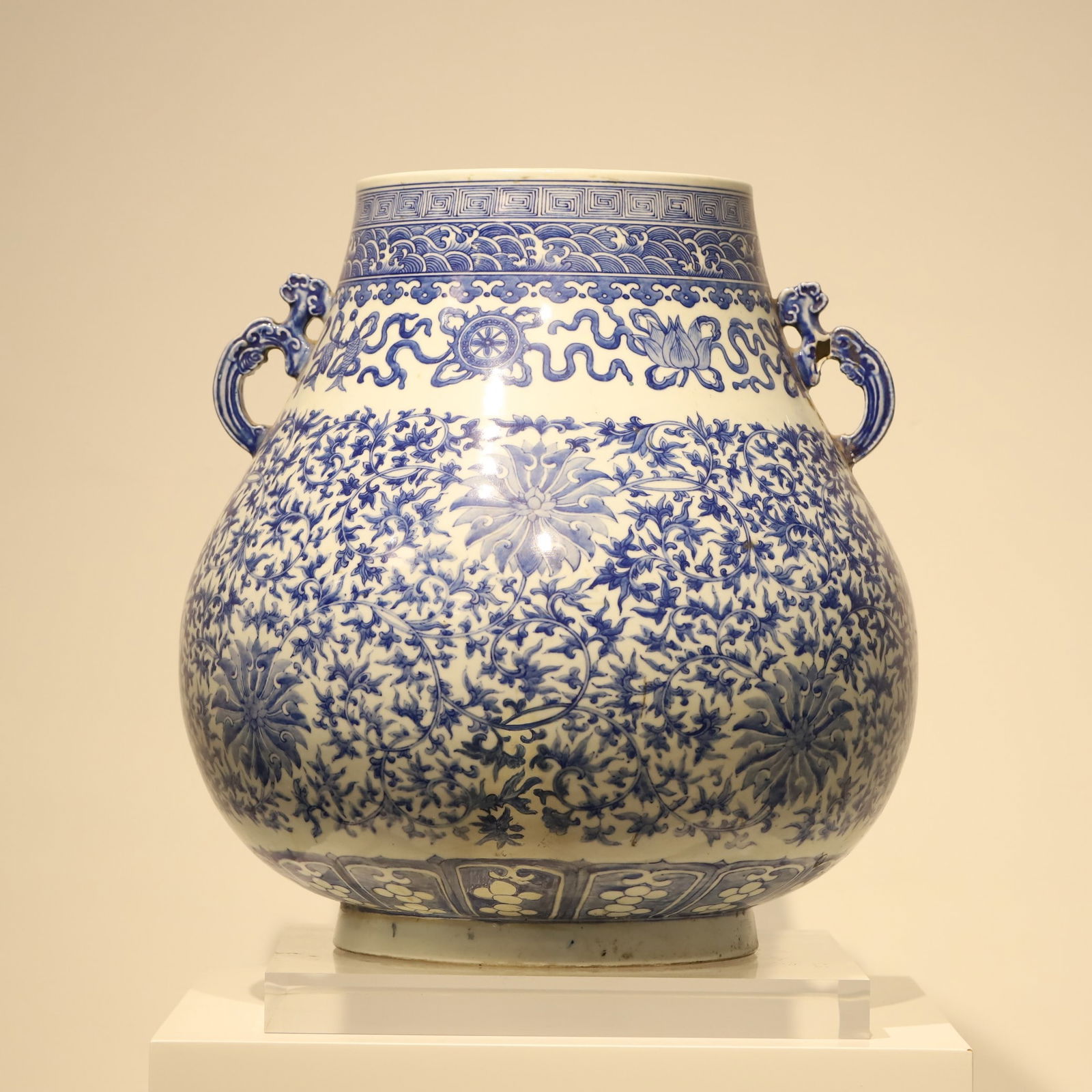 A blue and white entwined floral pattern amphora of the Qing Dynasty: The blue and white entwined floral pattern amphora of the Qing Dynasty SIZE: H:41.5cm Belly D:37cm (The Dimensions Of All Batches Are Manually Measured.If You Need More Detailed Information, Please Co