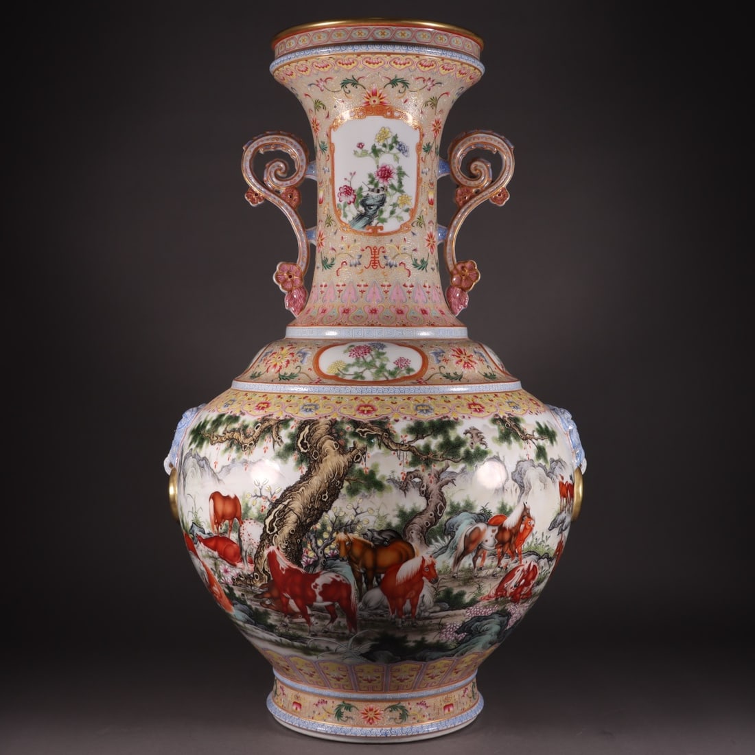 A Qing Dynasty Qianlong Jindi Gu Yuexuan Baijun Tu Amphora: Qing Dynasty Qianlong Jindi Gu Yuexuan Baijun Tu Amphora [Details] This is a Qing Qianlong Jindi Gu Yuexuan Baijun Tu Amphora, 66 cm high, 21 cm in diameter, 41 cm in width, 22 cm in bottom diameter,