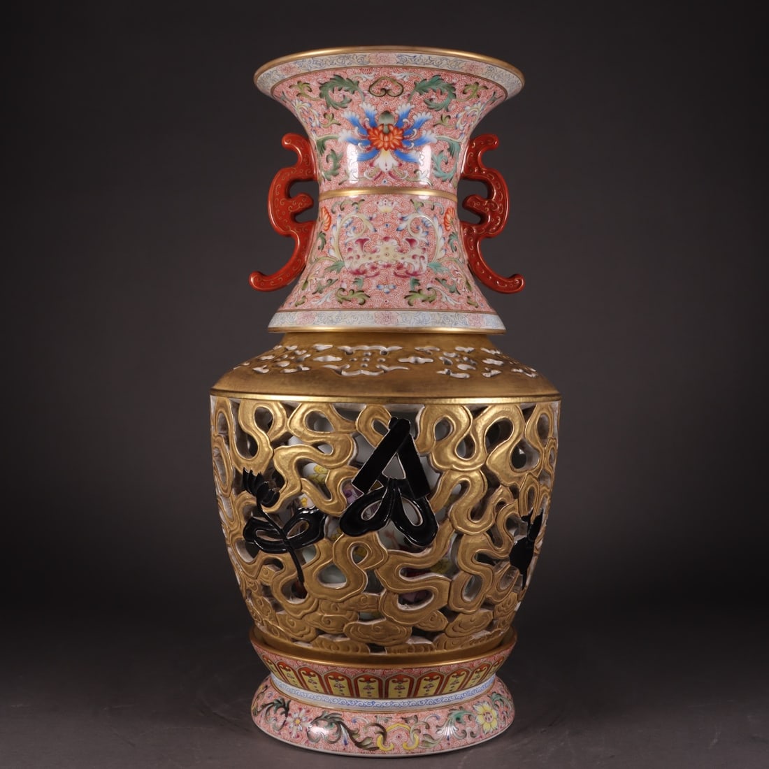 A Qing Dynasty Qianlong pastel gold-painted entwined lotus carved hollow amphora heart-turning vase: Qing Dynasty Qianlong pastel gold-painted entwined lotus carved hollow amphora heart-turning bottle [Details] This is a Qing Qianlong pastel gold-painted entwined lotus carved hollow amphora heart-tur