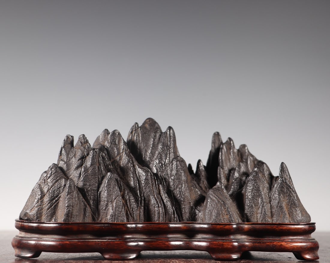 A Taihu Lake stone pen holder from the Qing Dynasty: Taihu Lake stone pen holder in the Qing Dynasty SIZE: 25x10x12.5cm W:1850g (The Dimensions Of All Batches Are Manually Measured.If You Need More Detailed Information, Please Contact Our Customer Servi